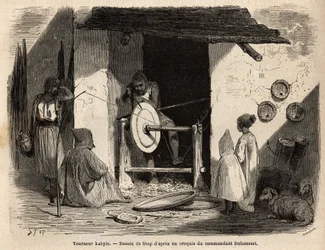 Käsityöläinen Turner Kabyle tekee työpajassaan valtavan puisen asunnon, jota käytetään kaikkiin tarkoituksiin, kotitalouteen ja maatalouteen, Kabyliassa (Algeriassa). Kaiverrus havainnollistamaan retkiä suureen Kabilieen Välimeren ja Djurjuran välillä vuon