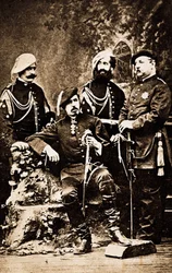 Kolmas karlistinen sota (1872-1876): Espanjan valtaistuimen väittelijä Charles de Bourbon (1848-1909) (Carlos Maria de Borbon y Austria-Este tai Charles VII), Madridin herttua, ympäröi puolustajansa kanssa. Sanguesa, la Rioja, Espanja Valokuvaus noin 1872-