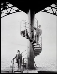 Gustave Eiffel ja hänen vävynsä Adolphe Salles Eiffel-tornin portaissa Pariisissa