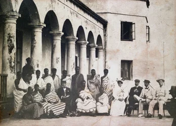 Kuningas Prempeh ja tuomioistuin tohtori de Grootin ja rouva de Grootin kanssa Gold Coastin linnassa