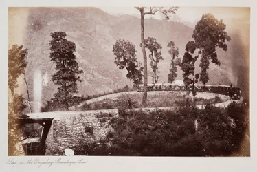 Silmukka Darjeeling Himalayan Line -linjalla, n. 1885 (seepiakuva)