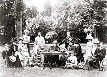 Britannian kuninkaallisen perheen jäseniä, mukaan lukien kuningas George V, kuningas Edward VIII kuningatar Victorian ympärillä puutarhajuhlissa. Valokuvaus vuosina 1895-1901.