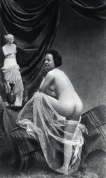 Alaston nainen poseeraamassa selin, noin 1855, anonyymi valokuva