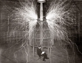 Nikola Tesla istuu Colorado Springsin laboratoriossa "suurennuslähettimensä" kanssa