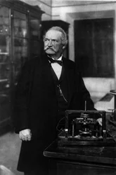 Muotokuva Antonio Pacinottista italialainen fyysikko (1841-1912) sormuksensa kanssa (Anello).
