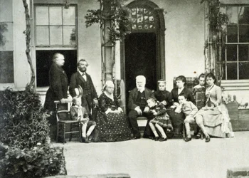 Muotokuva Victor Hugosta maanpaossa Guernseyssä vuonna 1866 ja Juliette Drouet oikealla puolellaan.