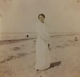 Muotokuva Forte dei Marmin rannalla Versiliassa, n.1910 (kuva).