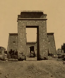 Propyloni (riemukaari) ja pyloni Ramsin laaksossa, osa Ramses IV:n temppeliä Thebassa. 1880 (kuva)
