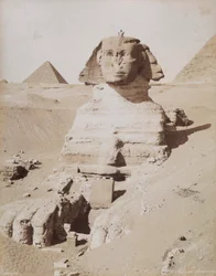 Sfinksi ja taustalla Kheopsin suuri pyramidi. Kairo, El Giza