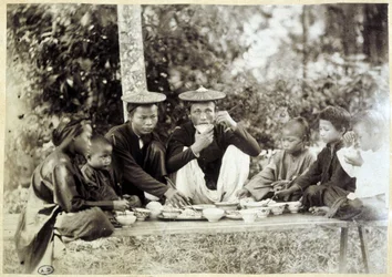 Vietnamilainen aterialla, v.1895.