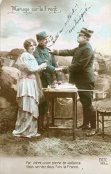 Ensimmäisen maailmansodan postikortti, etupuolella sotilaan (poilu) ja nuoren naisen avioliitto, sotilasavustaja, jonka upseeri on luokitellut väijytetyksi. (kuva)