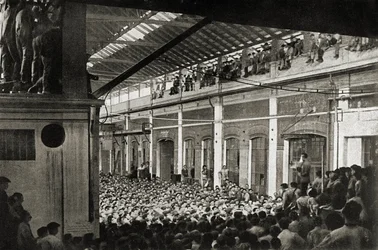 Työläiset kokoontuvat tehtaassa Torinossa Biennio Rosson aikana vuonna 1920, Työväenliikkeen historia (s/w-kuva).