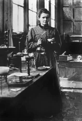 Ranskalainen fyysikko Marie Curie (1867-1934), Nobelin fysiikanpalkinto vuonna 1903 ja Nobelin kemianpalkinto vuonna 1911, tässä ensimmäisessä laboratoriossaan Pariisissa vuonna 1898