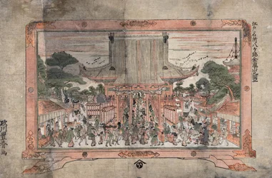 Ihmiset astuvat sisään suureen temppeliin. Ulkona on myyntikojuja. Tuloste maalauksesta kehyksessä, jossa on jalat, n. 1770. Utagawa Toyoharu (1735-1814) japanilainen Ukiyo-e-taiteilija. Joukko Uskonto Palvonta