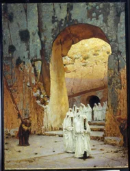 Jerusalemissa (Israel). Juudan kuninkaallinen hauta. (Jerusalemissa. Juudan kuninkaallinen hauta). Valkoisiin pukeutuneiden henkilöiden kulkue tulee ulos Juudan kuningasten haudasta. Nainen kumartuu kunnioittavasti tervehtimään heitä heidän ohittaessaan. M