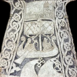 Runestone lilbjar, joka kuvaa drakkaria (kivi)
