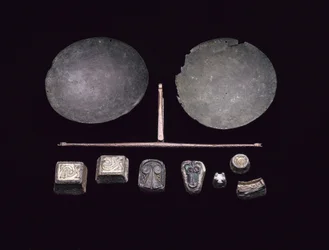 Tasapainopalkki vaakasarjalle, viikinkivenehautauksesta Kiloran Bayssa, Colonsayssa, Argyllissa, 875-925 jKr (pronssi)