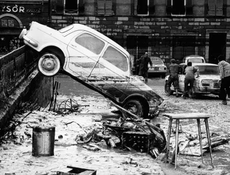 Via dei Renain kaiteen yli heitetty auto Firenzen tulvan aikana marraskuussa 1966 (s/w-kuva).