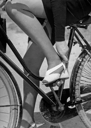 Pyörällä, noin 1960 (s/w-kuva)