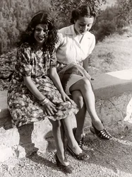 Kaksi tyttöä istuu seinällä, Italia, 1940 (s/w-kuva).