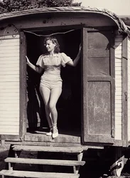 Nuori nainen sirkusvaunuissa, noin 1960 (s/w-kuva).