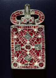 Vyönsolki, n. 525-560 (pronssi granaattiväreillä, lasi, helmiäinen, kultafolio, kullan jälkiä; pronssi ja lasi)