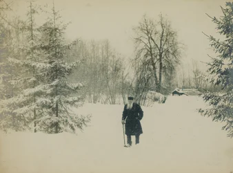 Kreivi Lev Nikolajevitš Tolstoi kävelee.