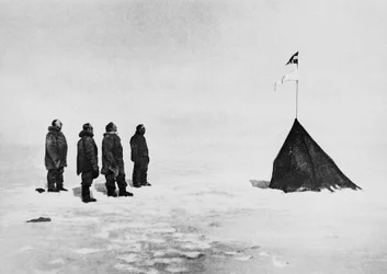 Roald Amundsen, Helmer Hanssen, Sverre Hassel ja Oscar Wisting etelänavalle pystytetyn teltan edessä, 16. joulukuuta