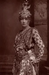 ""Henriette Rosine Bernard kirjoittaa Sarah Bernhardtin (1844-1923) (woodburytype)