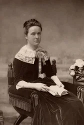""Millicent Fawcett (s. Garrett - 1947-1929) englantilainen feministi, 50 vuoden ajan naisten äänioikeusliikkeen johtaja. Pioneerinaisen lääkärin Elizabeth Garrett Andersonin sisar; Henry Fawcettin vaimo, sokea radikaali poliitikko (woodburytype