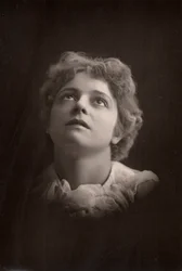 ""Olga Brandon (s1865) australialaissyntyinen näyttelijä. (woodburytyyppi)