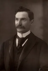 ""Solomon Joseph Solomon (1860-1927) englantilainen muotokuva- ja seinämaalari. Ensimmäisessä maailmansodassa hän esitteli naamioinnin käytön Britannian armeijassa. (woodburytyyppi)