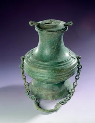 Kiinalainen taide: Pronssimaljakko Thanh-Hoasta (Thanh Hoa), Han-aikaa ennen. Pariisi, Musee Cernuschi
