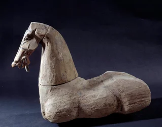 Kiinalainen taide: puuhevonen. Veistos Han-dynastian ajalta. Pariisi, Musée Cernuschi