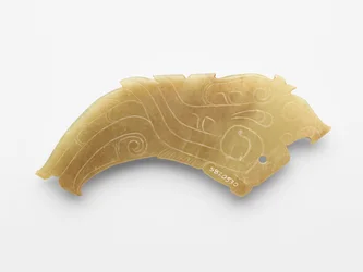 Riipus linnun muodossa, yksi parista, n. 1050 - n. 950 eKr. (jade, nefriitti)