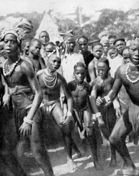 Tytöiksi pukeutuneet pojatanssijat, Yafouba-heimo, Länsi-Afrikka, 1936.