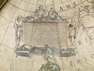 Maanpäällinen lattiaglobus, yksityiskohta kartturista, n.1650 (papier mache, kipsi, kuparikaiverrus, muste, lakka, messinki, puu, paperi).