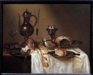 Asetelma meripeninkulman ääressä hopeaesineillä, leivällä, viinihuilulla, piirakalla ja kuoritulla sitruunalla katettu pöytä. Willem Hedan (1594-1670) maalaus 1642 Saint Etienne, Kuvataidemuseo