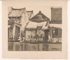 Taloja joen varrella Bataviassa, jossa nainen pesee vaatteita Taloja kaliin. Vasemmalla talojen välinen käytävä, jossa seisoo vahaava nainen, Batavia (alkuperäinen nimi)