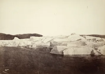 Jäävuorten saartama rannikko Julianes Haabin lähellä (#122)
