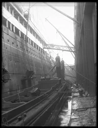 Hiilihöyrylaiva kannettavilla kauhakuljettimilla, 1912 bw kuva