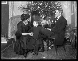Dan Seymour ja perhe epävirallisessa asennossa, istuen joulukuusen alla, joulu 1912