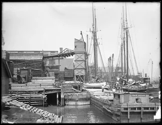 Laiturit ja veneet tuntemattomalla ranta-alueella, mahdollisesti Harlem River, Inwood, New York, n. 1910