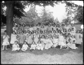 Ryhmäkuva tuntemattomista pikkutytöistä, luultavasti roomalaiskatolinen orpojen turvapaikka, Kingsbridge, Bronx, n. 1910