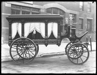 F.S.:lle kuuluva hevosvetoinen ruumisauto York, pysäköity W. 145th Streetille (tai E. 145th Street), New York City, 1. joulukuuta 1914