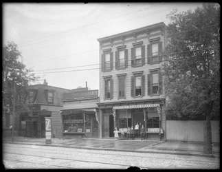 Seitsemän lasta poseeraa New Yorkin Queens Borough Public Libraryn tuntemattoman haaratoimiston edessä, n. 1910