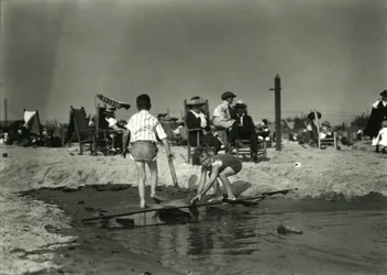 Kaksi lasta leikkii puujätteillä matalikossa, Coney Island, n. 1910-21