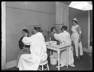 Kaksi tutkittavaa potilasta, tutkimushuone nro 1, Setonin sairaala, Spuyten Duyvil, Bronx, 30. lokakuuta 1914