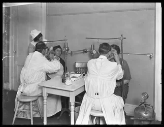Kaksi tutkittavaa potilasta, tutkimushuone nro 2, Seton Hospital, Spuyten Duyvil, Bronx, 30. lokakuuta 1914
