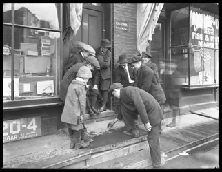 Tuntemattomat pojat ampuvat röyhelöitä, New York City, 30. toukokuuta 1915
